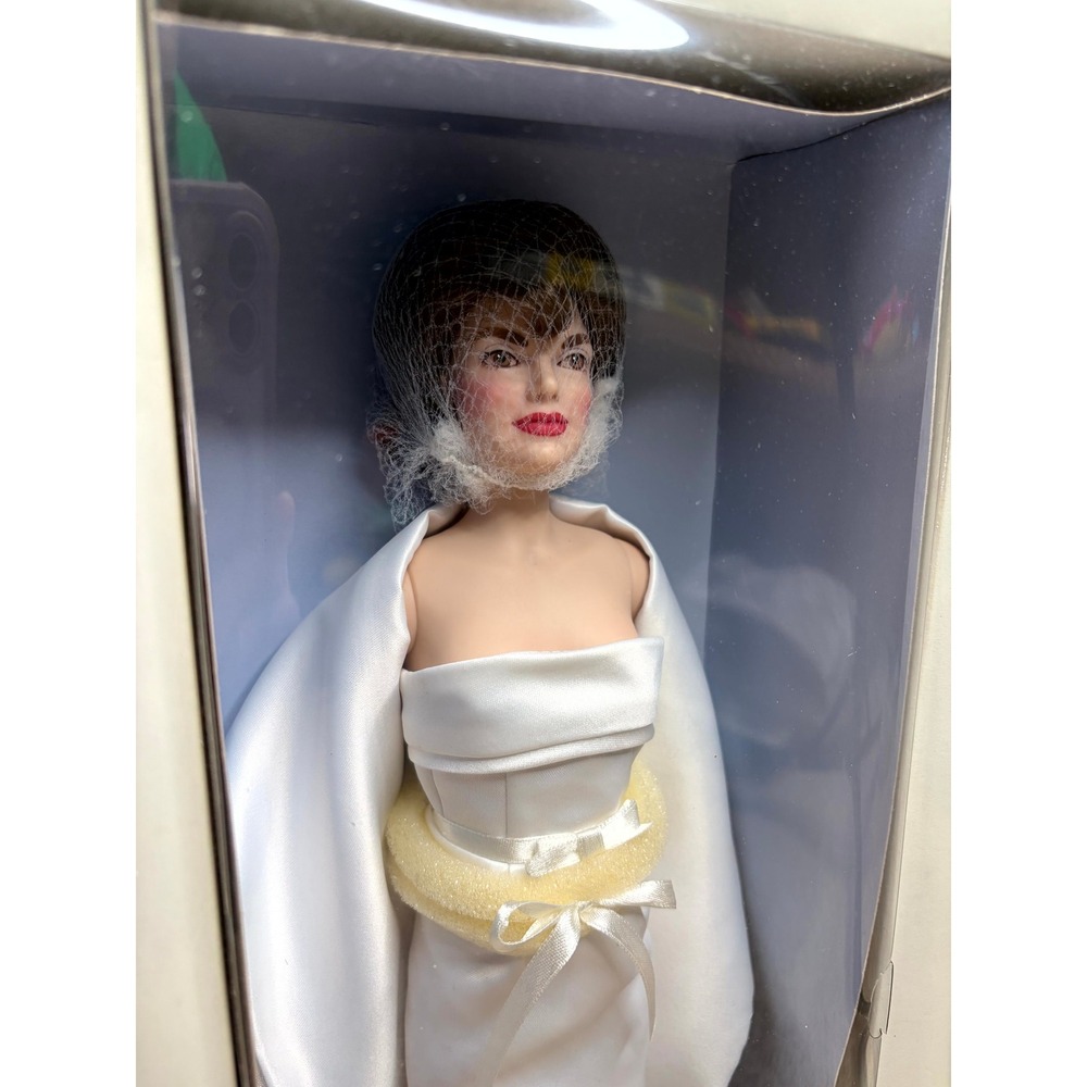Franklin Mint The Jackie Doll Jacqueline Kennedy White Satin Gown Collector Box - Picture 2 of 6